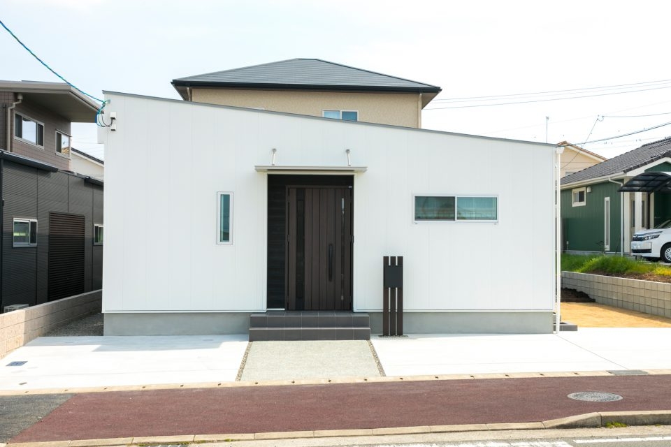 白い外壁の平屋住宅
